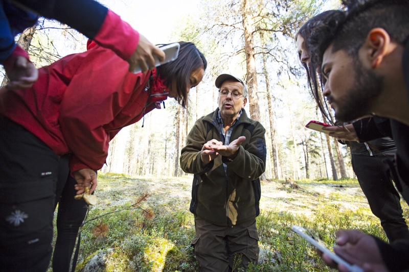 Att upptäcka den unika naturen i Jokkmokk skapar stolthet hos naturkunskapsläraren Mats Karströms elever.