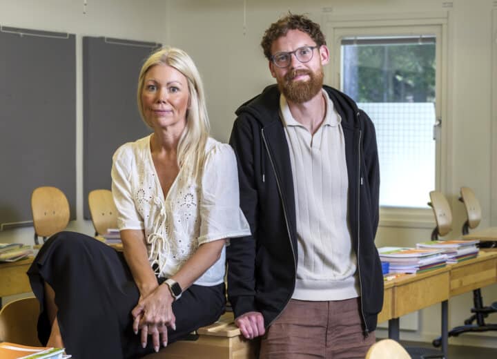 Lärarna Marie Eriksson och Erik Nordqvist har låtit sina två mellanstadieklasser mötas. Förhoppningen är att eleverna ska bygga relationer för framtiden. Foto: Petter Cohen