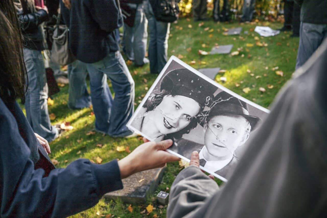 I vissa fall finns det bara något enstaka fotografi kvar, men Sara Törnemans berättelser ger människoödena liv. Foto: Emil Nordin
