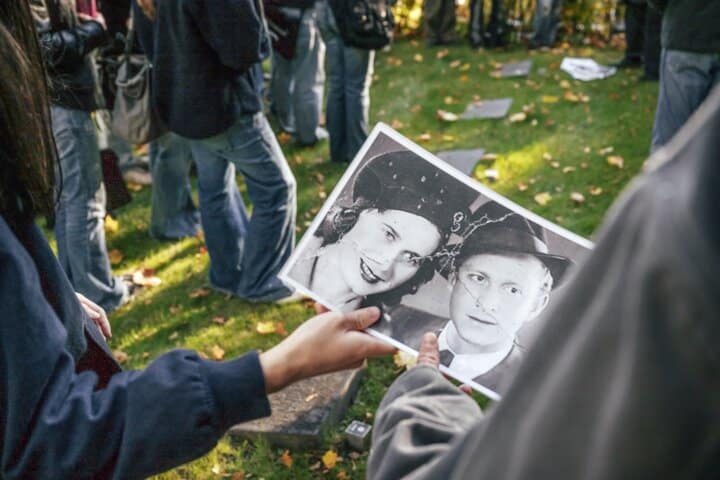 I vissa fall finns det bara något enstaka fotografi kvar, men Sara Törnemans berättelser ger människoödena liv. Foto: Emil Nordin